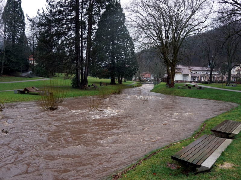 Hochwasser in der Alb im Kurpark