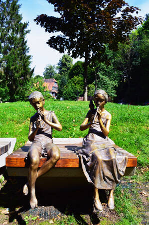 Zwei Bronzestatuen im Park