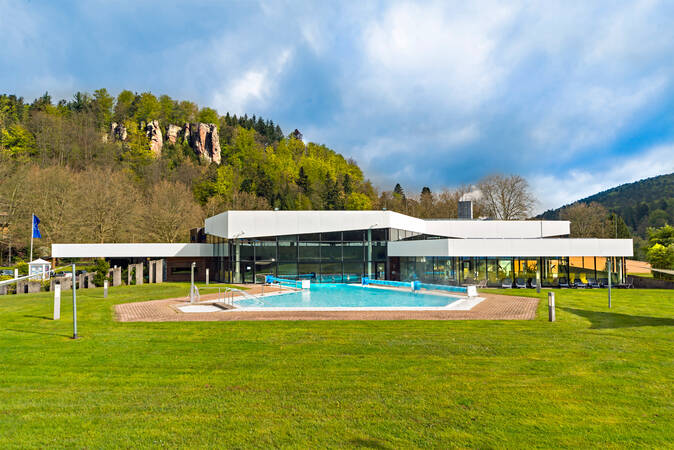 Die Siebentäler Therme im Vordergrund und im hintergrund die Falkensteinfelsen
