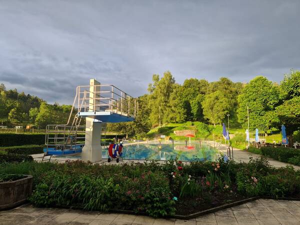 Sprungturm des Freibades