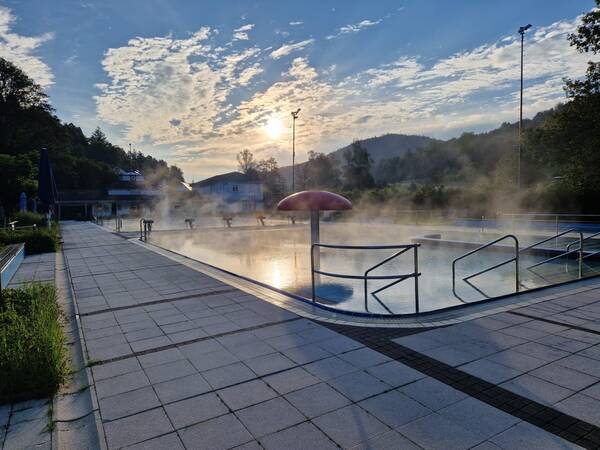 Nebel über einem Schwimmbecken