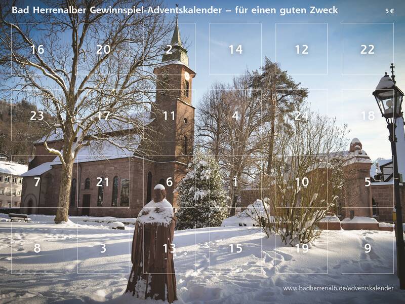 Ein verschneiter Platz mit einer Kirche im Hintergrund, zahlreichen Bäumen und einer Figur im Vordergrund, überlagert von einem Adventskalender-Layout.