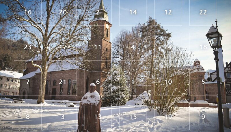 Ein verschneiter Platz mit einer Kirche im Hintergrund, zahlreichen Bäumen und einer Figur im Vordergrund, überlagert von einem Adventskalender-Layout.