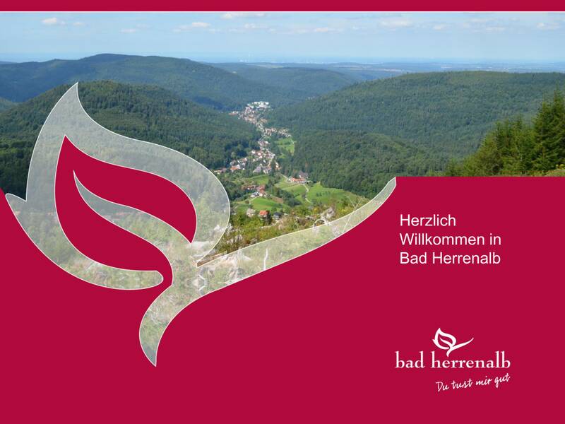 Eine malerische Landschaft mit grünen Hügeln und einem Tal, überlagert von einem roten Randdesign mit der Aufschrift "Herzlich Willkommen in Bad Herrenalb".